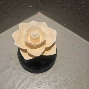 Party Lite Ceramic Rose Diffuser 4" x 3"  Black Base Cream Colored Rose